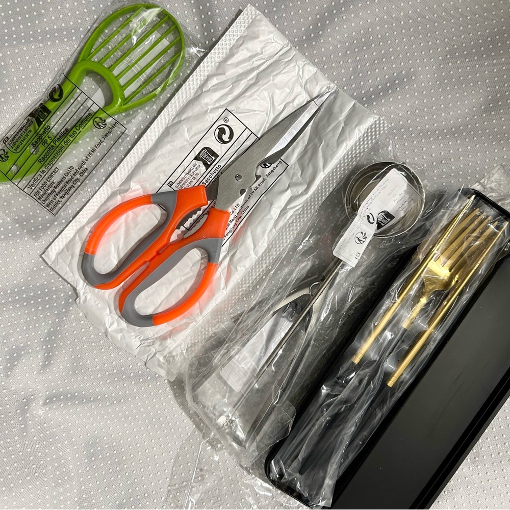 NEW 4 kitchen gadgets: Icecream scoop, Avocado Peel,kitchen scissors & Tableware
